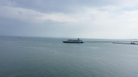 Vista-Aérea-Lateral-De-Un-Crucero-En-El-Mar-Mediterráneo,-Francia,-Sète,-Día-Nublado